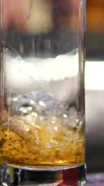 Profesyonel barmen bardaki ölçüm bardağına alkol döker. Yüksek kalite 4k görüntü