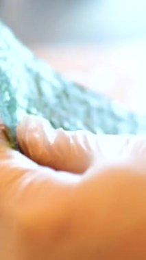 Suşi şefi, geleneksel Japon mutfağı ve yemekleri için hazırlıklar ve eller restoranda balık sarar. Mutfak, aşçılık sanatçısı ve deniz ürünleri, beslenme ve yemek için gurme ton balığı malzemeleri..