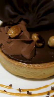 Lezzetli bir tatlı, Kahve Fındıklı Kremalı Turta. Espresso tozu, çikolata kabuğu ve ezilmiş fındıkla dolu. Çikolatalı espresso kekinin üstüne fındık ekliyorum. .