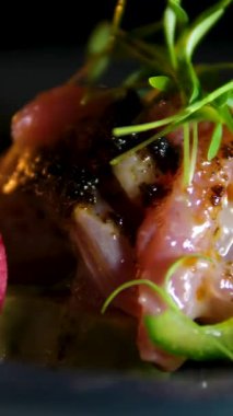 Ton balığı salatası yeşil marul, konserve ton balığı, domates taze lezzetli gurme yemek arkaplanı masanın üstünde rustik yiyecekler fotokopi alanı keto ve paleo diyeti vejetaryen yemeği.