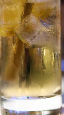 Hızlı çekimle cin tonik hazırlama işlemi çok yavaş ilerliyor. Yüksek hızlı sinema kamerası, 1000 fps, yüksek hızlı sinüs robotuna yerleştirilmiş. Arka planda şişe olan bir bar. Hız rampası.