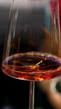 Ellerinde bir kadeh kırmızı şarap. Seçici odaklanma. Yüksek kalite 4k görüntü