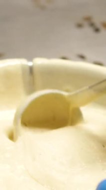 Şef, krep hamurunu gaz sobasında kızartma tavasına döküyor. Yüksek kalite 4k görüntü