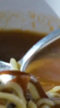 Kız açık bir kafede sıcak tavuk çorbası içiyor. 4K, ağır çekim. Yakın plan. Yüksek kalite 4k görüntü