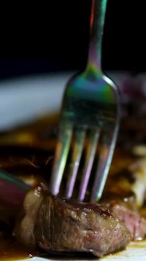 Himalaya taş tuzu ile ahşap kesim tahtasında dilimlenmiş biftek. Yüksek kalite 4k görüntü