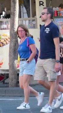 Turistler Catania Sicilya 'nın ana meydanında yürürken San Placido Kilisesi sakinleri de dahil olmak üzere tarihi yerleri çevrelediler. Şehir yaşamının hareketli sokaklarının tadını çıkarıyorlar. İtalyan atmosferi Catania Sicania İtalya 10.05.2025