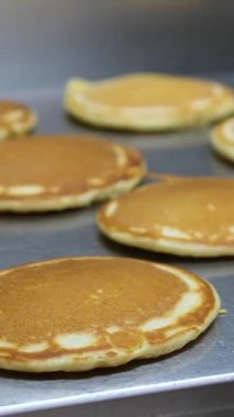 Dönen, eşit pişmiş ve gözlemenin her iki tarafında da altın-kahverengi yüzey. Yüksek kalite 4k görüntü