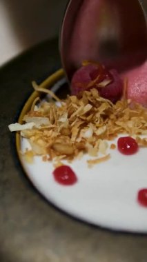 Elma soslu, ahududu ve muzlu lezzetli yoğurt tatlısı. Adım adım talimat veriyorum. Adım 8. Tatlıyı ahududu ve nane yapraklarıyla süsleyin. Yüksek kalite 4k görüntü