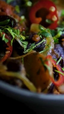 Soya peynirli kinoa kasesi, buğulanmış sebzeler, tahıllar, tohumlar ve baharatlar koyu beton arka planda. Yüksek kalite 4k görüntü