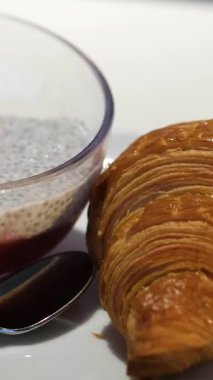 Chia pudingli kruvasan masada reçelli kruvasan ve tereyağlı kruvasan, organik kafede modaya uygun kahvaltıda matcha latte. Yüksek kalite 4k görüntü