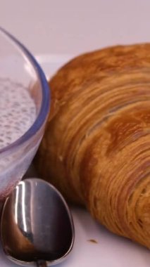 Fındıklı Chia pudingi ve akçaağaç şurubu, beyaz arka plan. Sağlıklı vejetaryen kahvaltısı. Yüksek kalite 4k görüntü