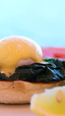 Bolonez soslu haşlanmış yumurta, ıspanak ve pastırma ile Benedict yumurtası yapma süreci. Yüksek kalite 4k görüntü