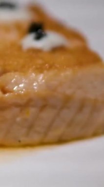 Tuz ve baharatlı ızgara somon, brokoli, domates, koyu beton kaplama pirinç. Yüksek kalite 4k görüntü