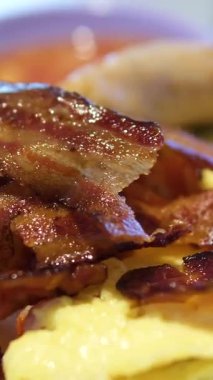 Masanın üzerinde sosis ve omletten oluşan lezzetli bir kahvaltı. Yüksek kalite 4k görüntü