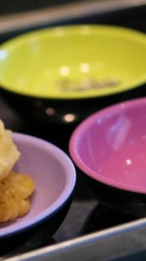 Suşi şefi, geleneksel Japon mutfağı ve yemekleri için hazırlıklar ve eller restoranda balık sarar. Mutfak, aşçılık sanatçısı ve deniz ürünleri, beslenme ve yemek için gurme ton balığı malzemeleri..