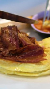 Omlette ve domuz pastırmalı Dönen Tabak Yukardan. Yüksek kalite 4k görüntü