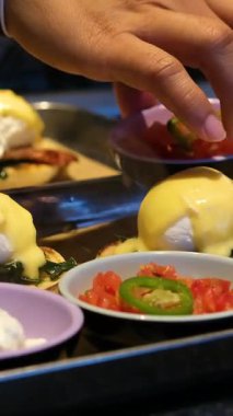 Sağlıklı kahvaltı tostu roka, somon, haşlanmış yumurta, avokado ve mikroyeşillik. Restoranda lezzetli bir sandviç. Brunch konsepti. - Benedict usulü yumurta.