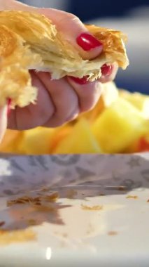 Kahveli Kruvasan Yiyen Kadın Eli. - Yakın çekim. Ağır çekim. kalite 4k görüntü