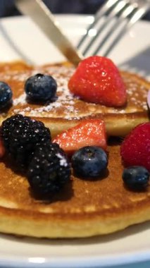 Krema, böğürtlen ve şurupla kaplanmış krep. Yüksek kalite 4k görüntü