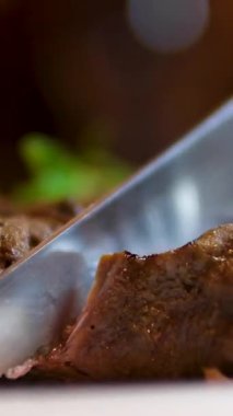 Kırsal tasarım New York et stili biftek fileto, sıcak kırmızı biberli, Gravy tekne biber değirmeni ve çatal bıçak takımında çay fincanı ketçapıyla servis ediliyor. .