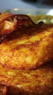 Patates kızartması, soğanlı bir yemek, börek şeklinde lahana. Sebzeli sağlıklı kahvaltı. Domuz pastırması, domates, patatesli gözleme.