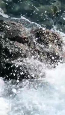 Dev bir güç dalgası günbatımında gökyüzü arka planına çarpıyor. Madeira kıyısına vuran fırtınalı okyanus sörfü ağır çekim, Porto Moniz. Catania Sicilya İtalya 10.05.2025