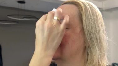 Güzellik salonu cilt bakımı ustası, nemlendirici ve yaşlanma karşıtı kuru cilt atölyesi modellik yaşını temizlemek için kadın mikiler su toniğine uygulanır. Yüksek kalite 4k görüntü