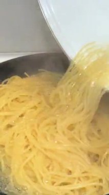 İtalyan Carbonara Makarnası ye. Spagetti, krema, parmesan. Restoranda İtalyan Carbonara Makarnası Mutfağı. Akdeniz yemeği makarnası. Yemek tarifi spagetti kremalı pastırma sosu. İtalyan Carbonara Makarnası.