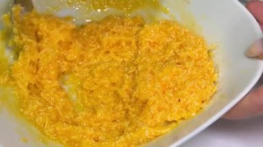 İtalyan Carbonara Makarnası ye. Spagetti, krema, parmesan. Restoranda İtalyan Carbonara Makarnası Mutfağı. Akdeniz yemeği makarnası. Yemek tarifi spagetti kremalı pastırma sosu. İtalyan Carbonara Makarnası.