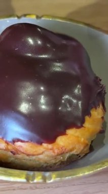 Bir pastanede pasta şefi ekler yapar. Eclair üretim süreci. Fırıncı eklerleri kremaya batırır. Fırıncı eklerleri süslüyor. Çikolatalı ekler.