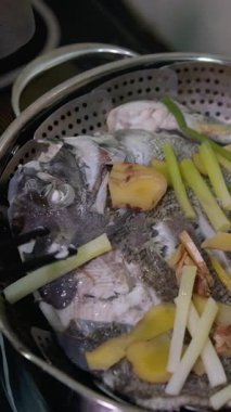 Asya 'da otlarla balık pişirme süreci kadınların elinde baharatlı uskumru ya da muz yapraklarına sarılmış ızgara balık yapmak için kullanılır. - Evet. Yüksek kalite