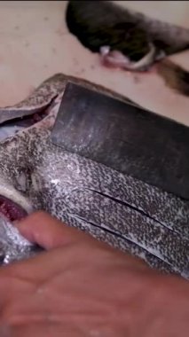 Asya 'da otlarla balık pişirme süreci kadınların elinde baharatlı uskumru ya da muz yapraklarına sarılmış ızgara balık yapmak için kullanılır. - Evet. Yüksek kalite