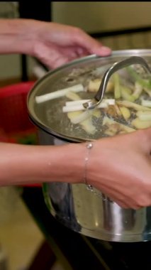 Asya 'da otlarla balık pişirme süreci kadınların elinde baharatlı uskumru ya da muz yapraklarına sarılmış ızgara balık yapmak için kullanılır. - Evet. Yüksek kalite