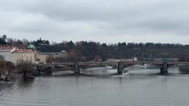 Prag 'dan Vltava Nehri Charles Köprüsü Panorama, Prag şehri. Prag üzerinde uçuş, eski kasaba, Kale ve Vltava Nehri, Çek Cumhuriyeti. Prag 'ın havadan görünüşü. Yüksek kalite 4k