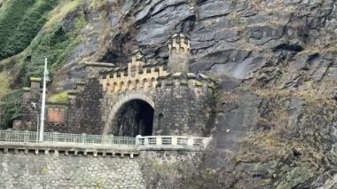 Vysehrad Tüneli Prag 'da ve Podolska Embankment' ın bir parçasıdır. Yüksek kalite 4k görüntü