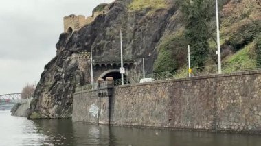 Vysehrad Tüneli Prag 'da ve Podolska Embankment' ın bir parçasıdır. Yüksek kalite 4k görüntü