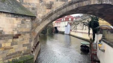 Vltava Nehri Kanalı Prag Charles Köprüsü. Yüksek kalite 4k görüntü
