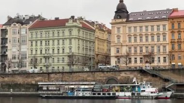 Prag Vltava nehir kıyısında tarihi binalar ve Charles Köprüsü var. Prag Charles Köprüsü seddi Vysehrad Tüneli Prag 'da yer almaktadır ve Podolska Duvarı' nın bir parçasıdır.