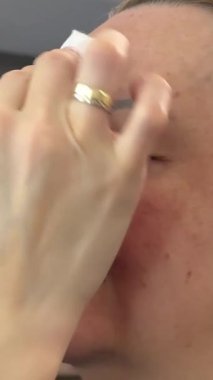 Güzellik salonu cilt bakımı ustası, nemlendirici ve yaşlanma karşıtı kuru cilt atölyesi modellik yaşını temizlemek için kadın mikiler su toniğine uygulanır. Yüksek kalite 4k görüntü