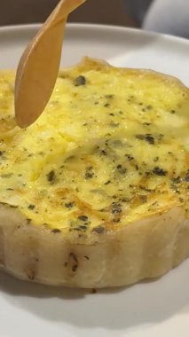 Tabakta servis edilen ıspanaklı ve domatesli taze pişmiş kiş. Kiş tart tabağı.