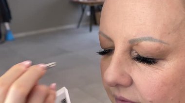 Stüdyo, makyaj sanatçısı ve aletleri olan kadınlar, ruj ve fotoshoot, ışıltı ve kozmetik için hazırlık. Yapım, model ve makyaj sette, yetişkin bir kadına makyaj uygulamak.