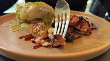 Ahşap kaseden ızgara tavuk salatası yiyen bir kadının yan görüntüsü. Yüksek kalite 4k görüntü