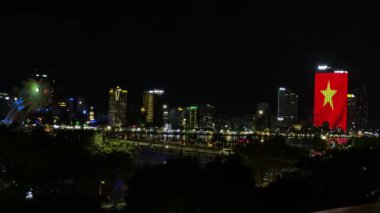 Vietnam 'ın Da Nang şehrindeki Han Nehri üzerindeki Ejderha Köprüsü' nü gece aydınlatmış. Yüksek kalite 4k görüntü