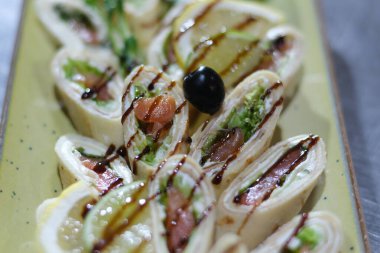 Dilimlenmiş domuz eti rulosu mantar, kırmızı dolma biber, soslu ıspanak. Kahverengi ahşap arka plan. Üst manzara, düz yatış. Yüksek kalite fotoğraf