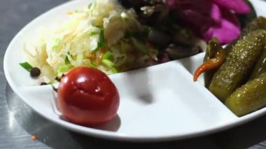 Mayalanmış sebzeler. Vejetaryen gıda konsepti. domates turşusu, salatalık, lahana