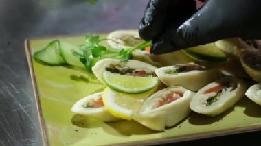 Lezzetli Tavuk Sezar Paketi ve Taze Marul Tabağı. Yüksek kalite 4k görüntü