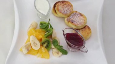 Taze mevsimlik meyveler ve kremalarla süslenmiş enfes ve lezzetli bir krep yığını. Yüksek kalite 4k görüntü