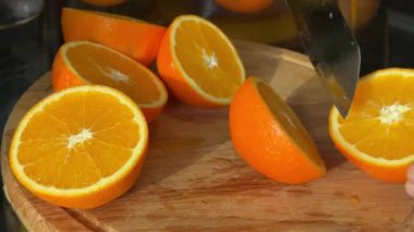 Tahta Kesme Tahtasında Taze Portakal Dilimleme Yemekleri Hazırlama Videosu. Yüksek kalite 4k görüntü