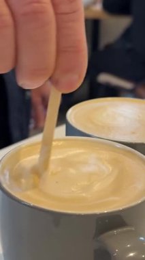 El yapımı kahve. Kahve içiyorum. Bir fincan espresso kahvenin içinde el yapımı şeker. - Evet. Yüksek kalite 4k görüntü