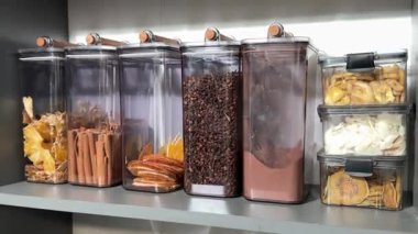 Renkli silindirlerle dolu şeffaf cam kaplar. Yüksek kalite 4k görüntü